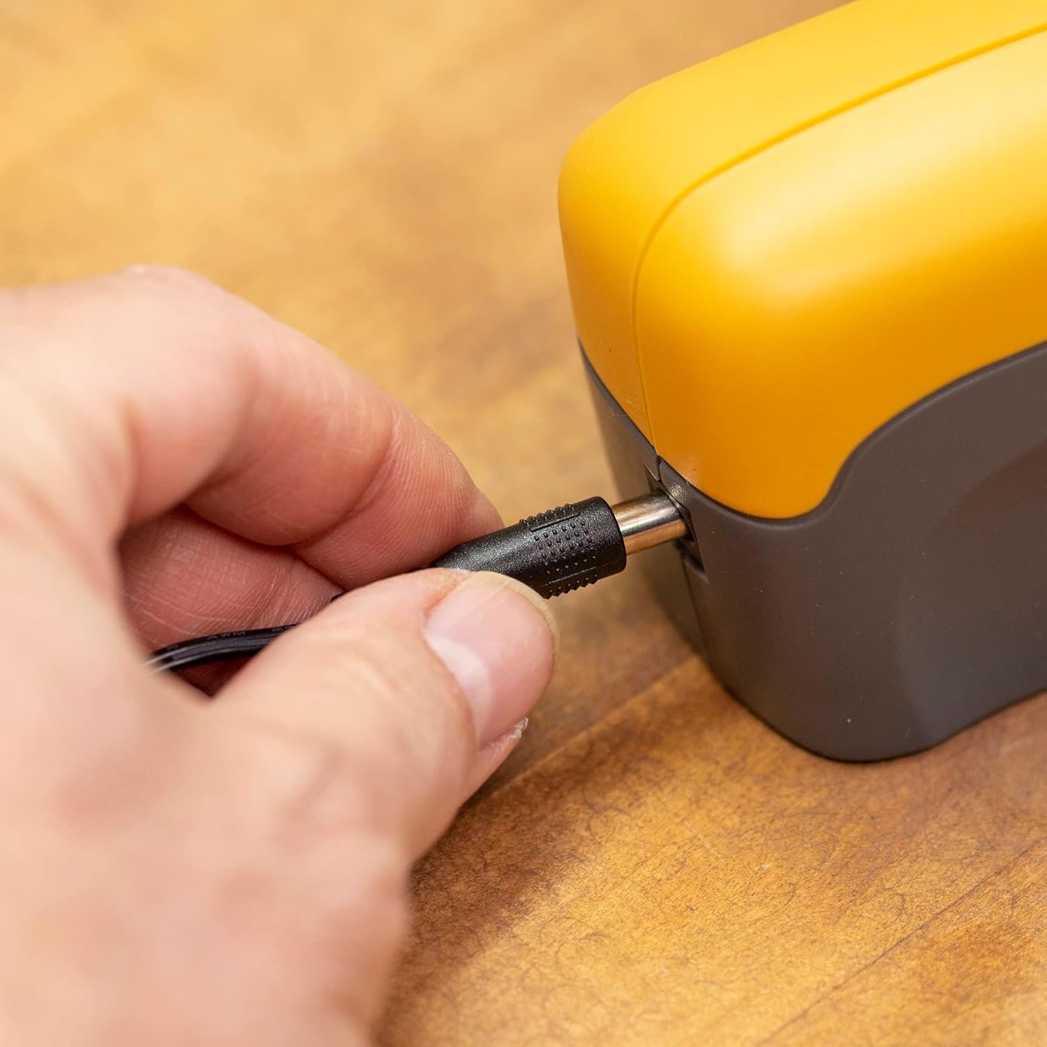 Smith's 50005 Edge Pro Compact Electric Knife Sharpener - Yellow & Grey - Straight Edge 2 Stage Sharpener - Electric & Manual Sharpening - Blade Guide - Outdoor & Kitchen - Pocket & Filet Knives - Image 7